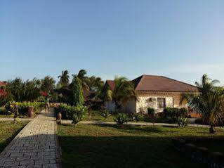 Swahili Villa Coco 2Br Apartment 700M To Beach Момбаса Екстериор снимка